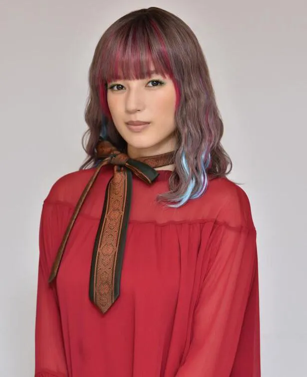 【写真を見る】石井杏奈、“奇抜ファッション”の恋愛インフルエンサー役で出演！