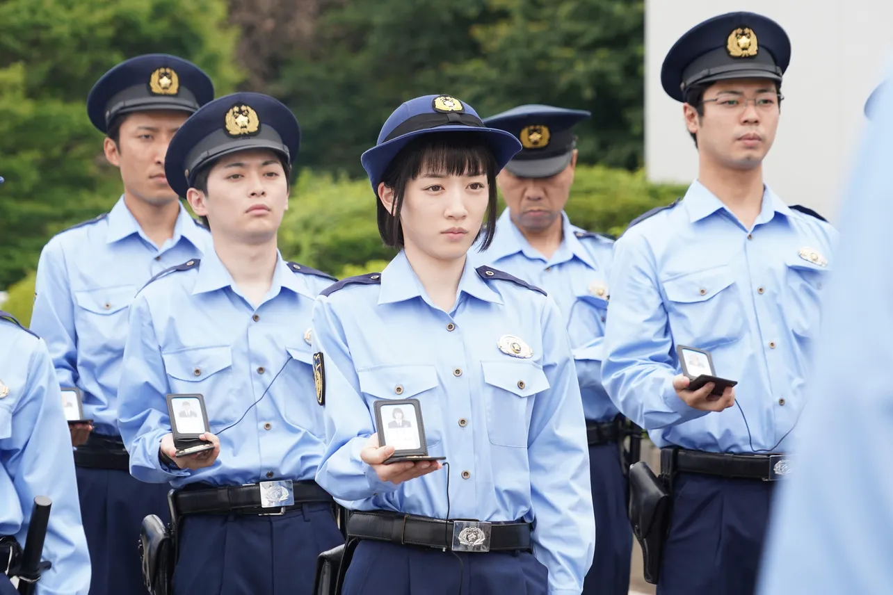 警察手帳を見せる永野芽郁“川合麻依”