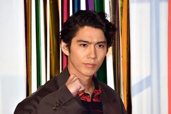 賀来賢人、ママに対抗し子どもと夜な夜な踊り狂っていることを明かす