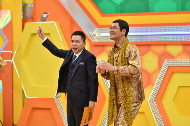 【写真を見る】ゲストとして登場したピコ太郎は、太田と共に「PPAP」を披露する