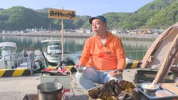 バイきんぐ西村、港でキャンプ飯づくり！　ウニのワカメ軍艦巻きを味わう＜西村キャンプ場＞