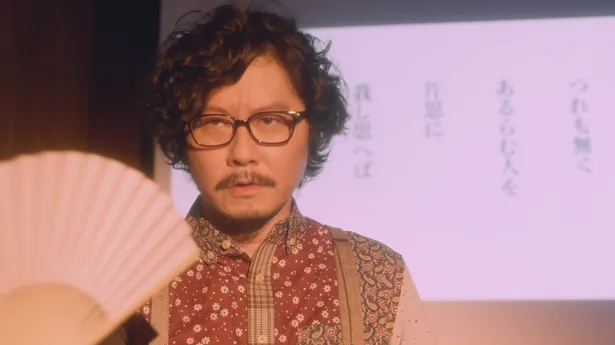 岳の上司の大学教授・戸石哲郎を演じるマツモトクラブ