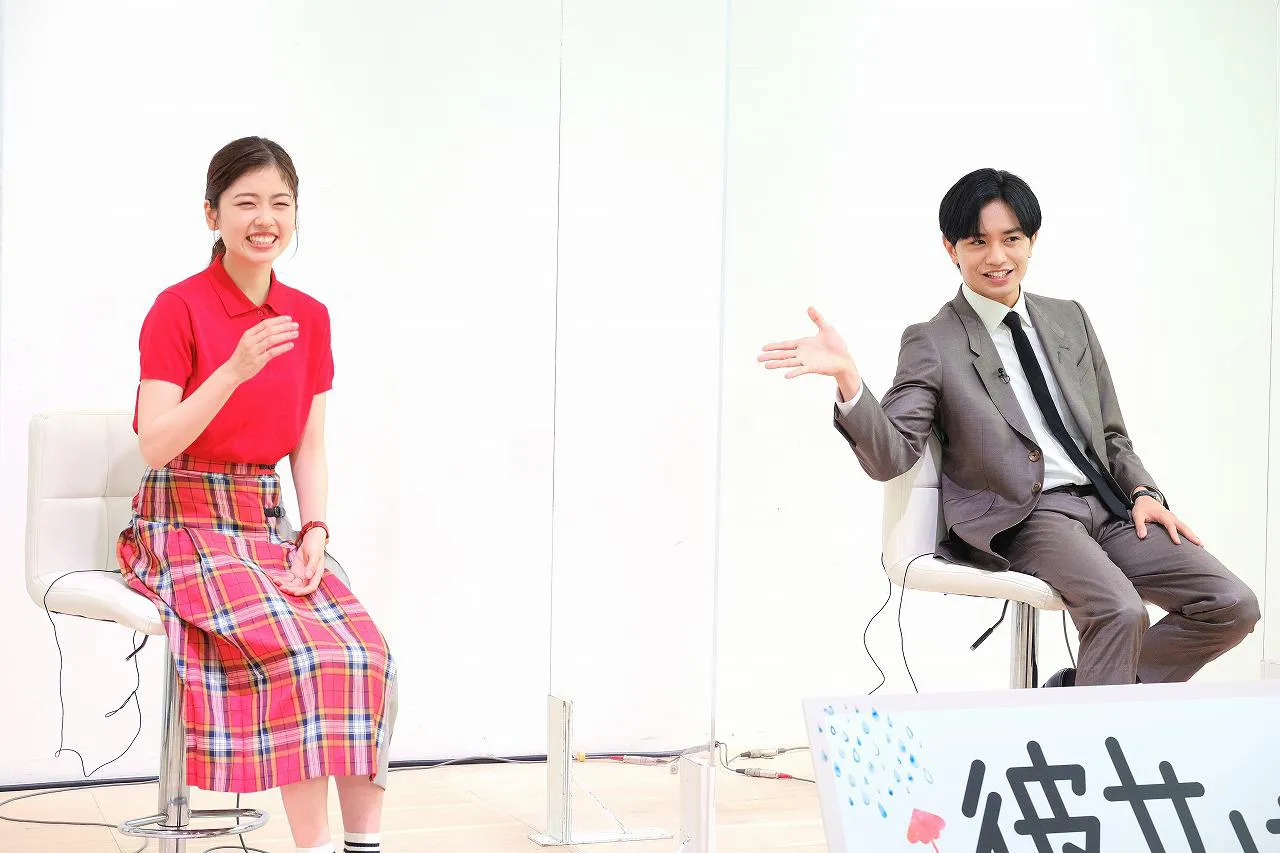 【写真を見る】「小芝」「けんけん」とお互いの呼び名を明かした小芝風花、中島健人(写真左から)