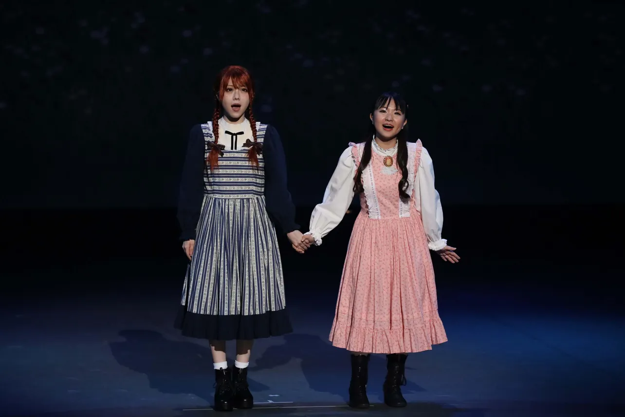 2019年の公演模様。アン・シャーリー役の田中れいな(左)と、アンの親友・ダイアナ役のさくらまや(右)