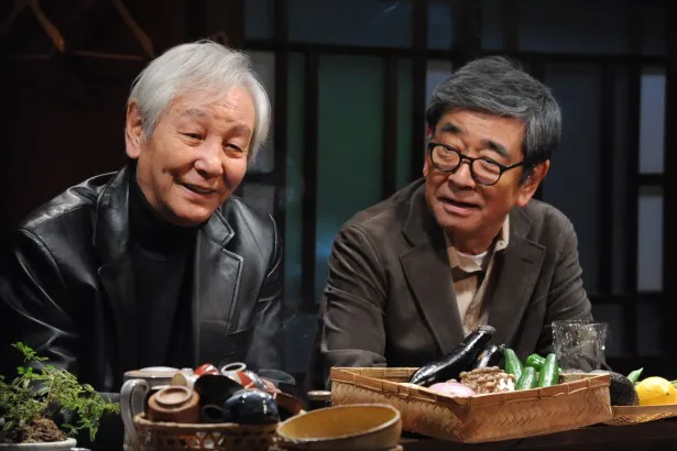 「やすらぎの郷」に、菊村栄(石坂浩二)と共にテレビの一時代を築いた元テレビ局の花形ディレクター役で近藤正臣(左)が出演