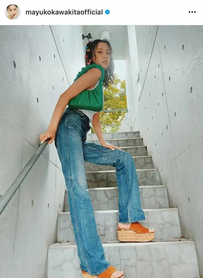 【写真を見る】脚長過ぎ…河北麻友子の2000年代風ファッションSHOT