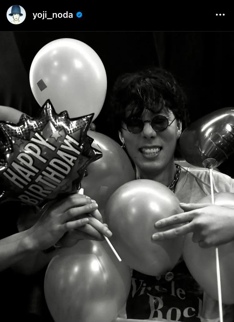 “HAPPY BIRTHDAY！”と書かれた風船を手に笑顔を見せる野田洋次郎