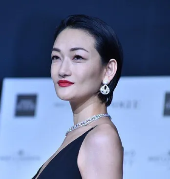 冨永愛、オーラ抜群の“優雅”SHOT公開「ため息が出ます」「指の先まで美しい」