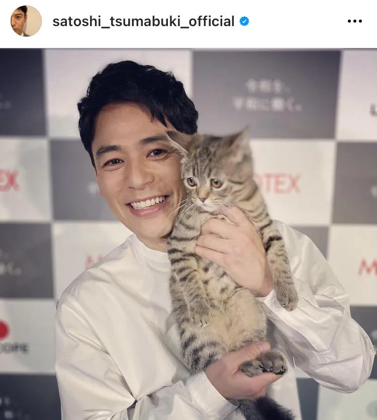 【写真を見る】妻夫木聡、猫の“カツオくん”を抱えながら癒やし系スマイル