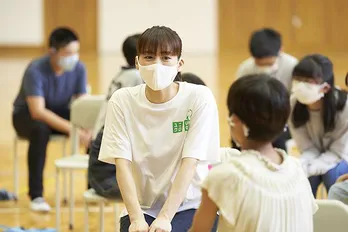 綾瀬はるかが福島県の小学校にサプライズ登場! 子どもたちと共に“服を通じた社会貢献”を学ぶ授業に参加