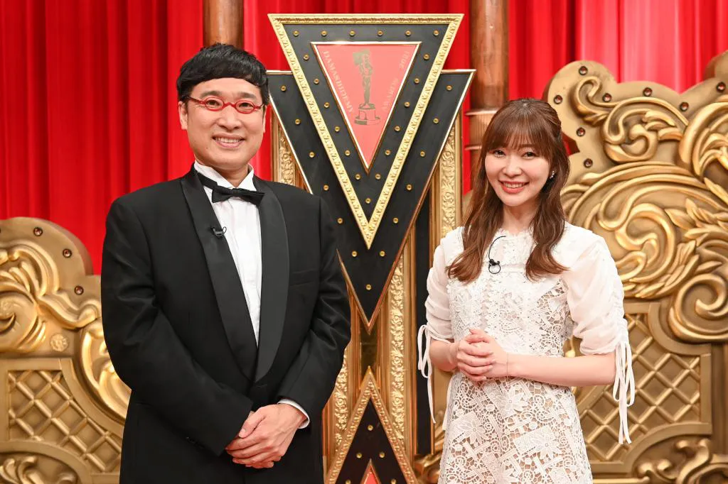 MCの南海キャンディーズ・山里亮太(左)と指原莉乃(右)