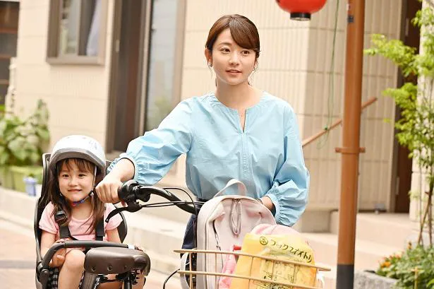 【写真を見る】自転車を押す木村文乃“礼”の美人すぎるママSHOT公開！