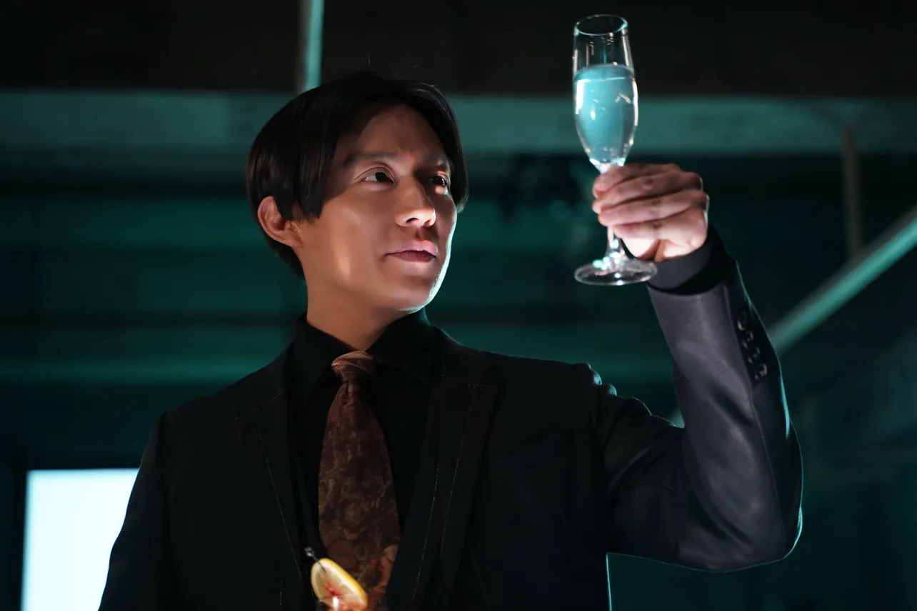 【写真を見る】グラスを手に不敵な笑みを浮かべる謎の男、酒野(小出恵介)
