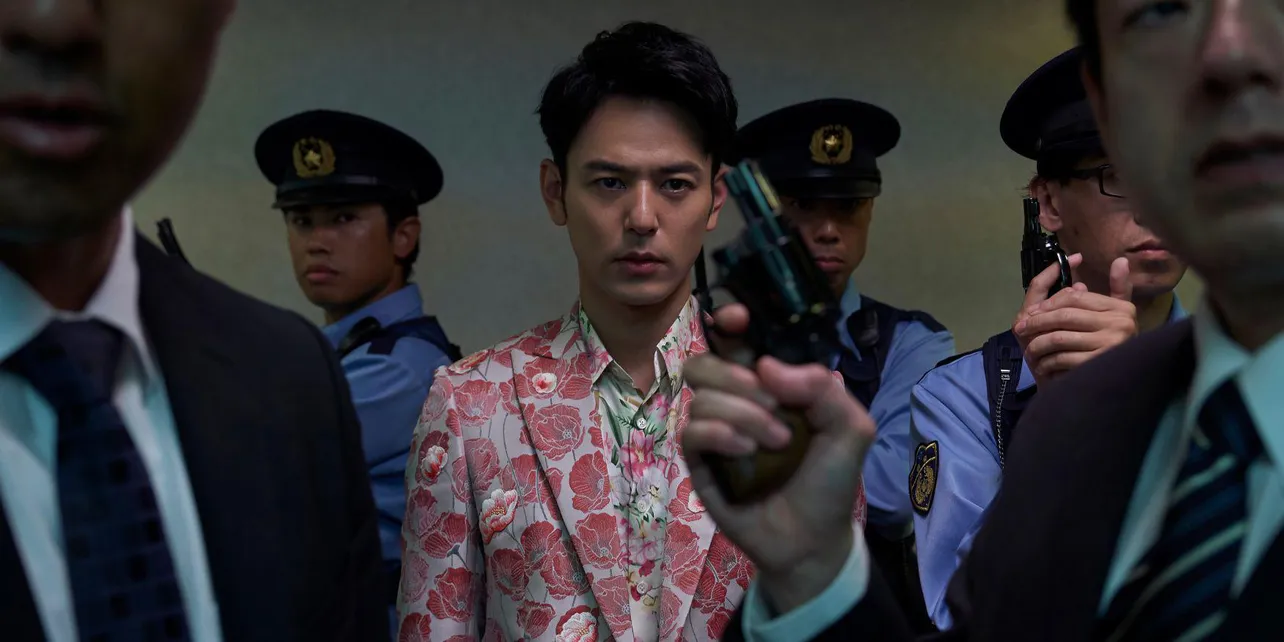 【写真を見る】日本の探偵・野田昊を演じる妻夫木聡の険しい表情