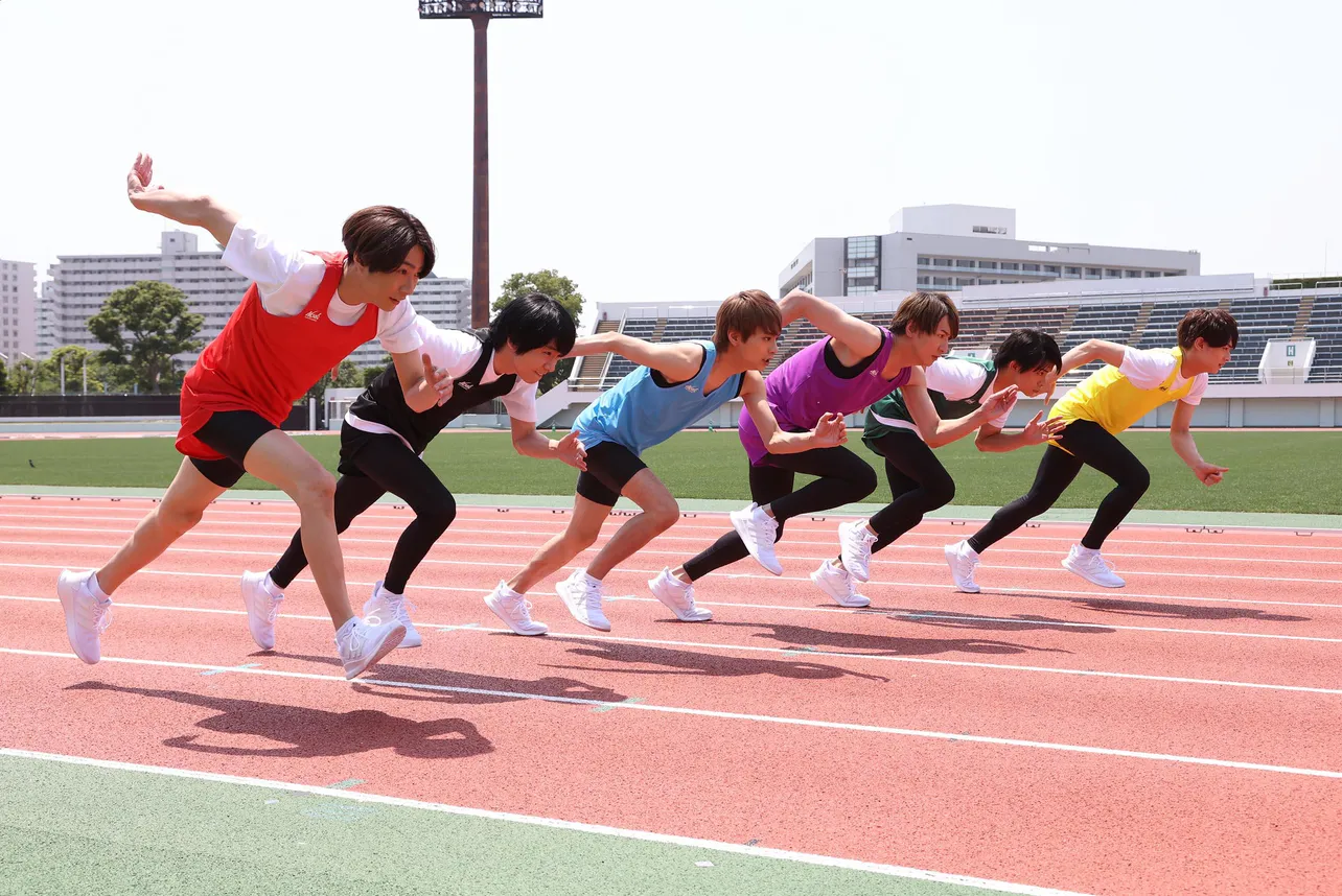 【写真を見る】100m走対決をする相葉雅紀、風間俊介ら“魂メンバー”
