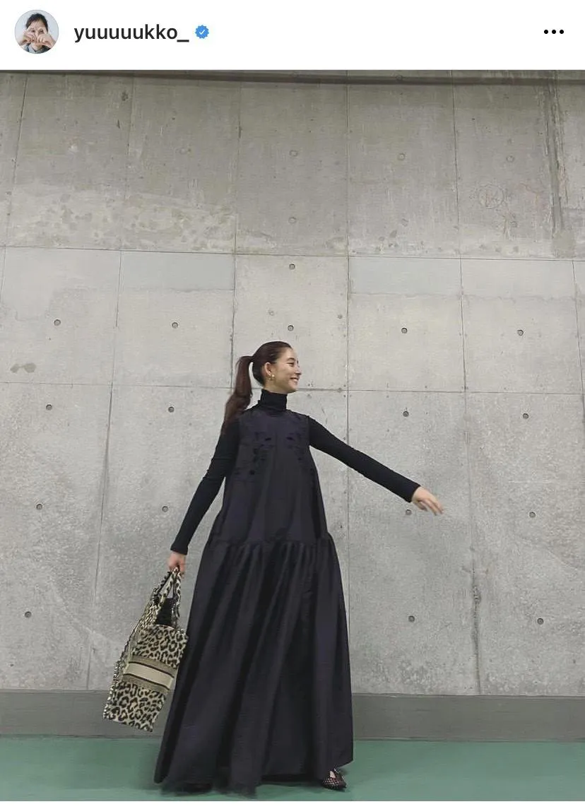 【写真を見る】黒で統一したおしゃれな私服SHOTの新木優子