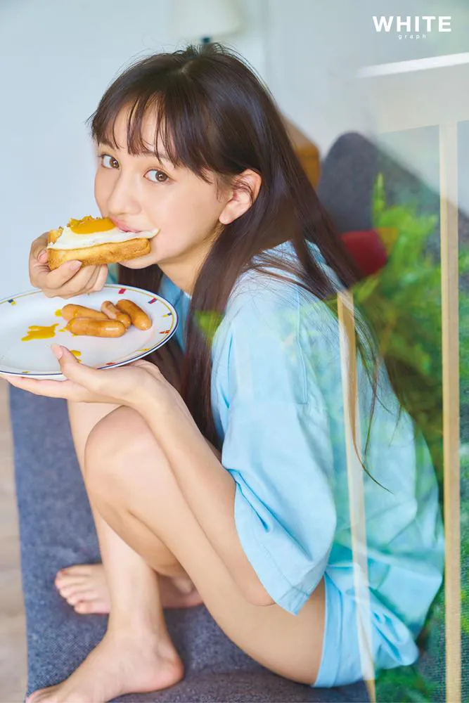 【写真を見る】モグモグ…長谷川美月、ショートパンツ姿でパンを食べる