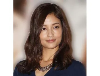 黒木メイサ、まるでポスターのよう…ビーチでの美脚全開SHOTに「絵になりますね」「相変わらず美脚です」