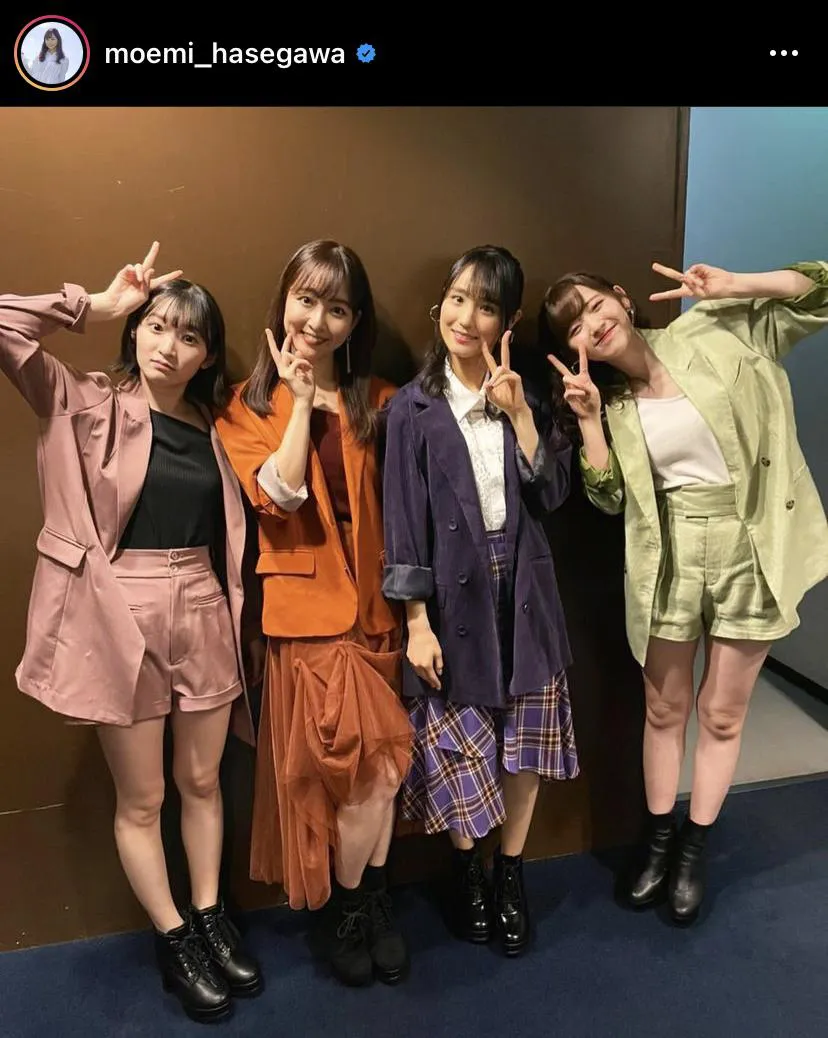 メンバーオフショット。宮本佳林、長谷川萌美、田崎あさひ、鈴木愛理(左から)。公演では衣装チェンジも