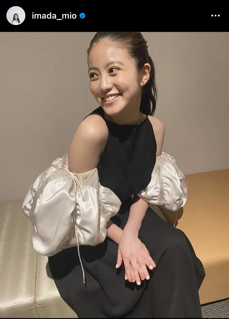 【写真を見る】今田美桜、“大人の魅力”あふれる大胆な肩出しドレス姿を披露