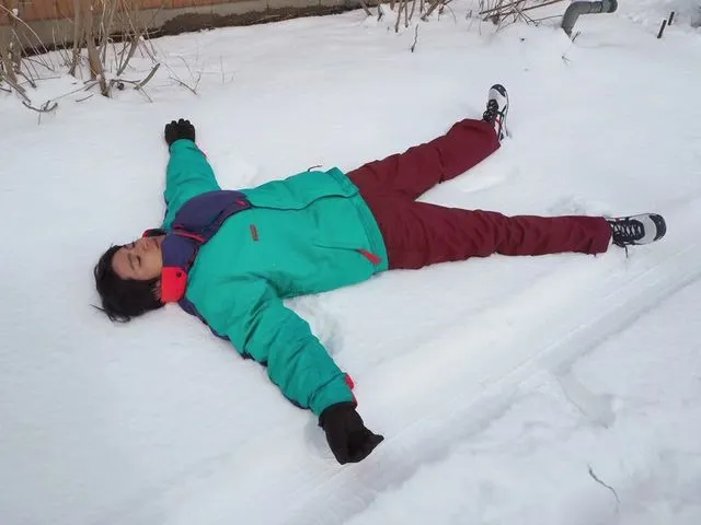 【写真を見る】山田裕貴、雪の上で“大の字”SHOT公開にファン「スノーエンジェル」「可愛い」