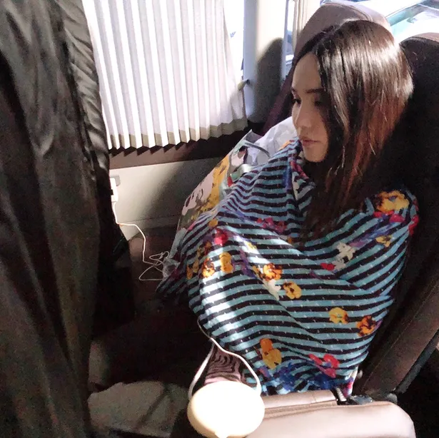【写真を見る】ロケバスの車内で搾乳を行う平野ノラ