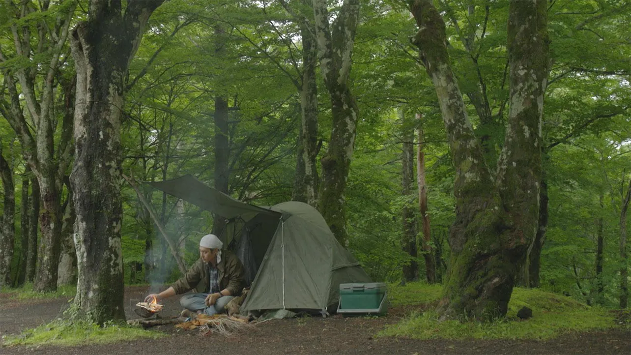 ヒロシ、雨が降る湖畔で“骨付き肉”を焼く「映えるわ～！」＜ヒロシのぼっちキャンプ Season3＞ | WEBザテレビジョン