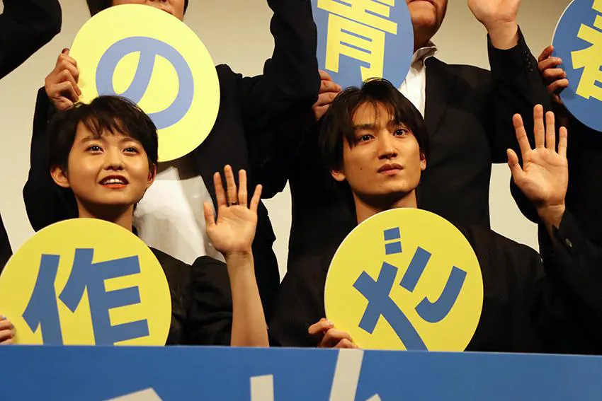 映画「サマーフィルムにのって」の特別試写会イベントに登場した伊藤万理華、金子大地(写真左から)