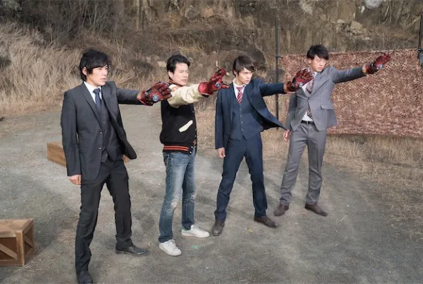 【写真を見る】4人のイケメンが“スパイダーハンド”戦闘開始!?
