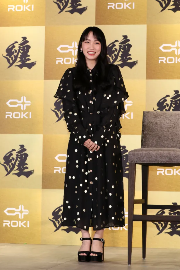 画像・写真 川栄李奈、黒＆ゴールドのゆったり個性派ドレスで会場を魅了！(2/10) | WEBザテレビジョン
