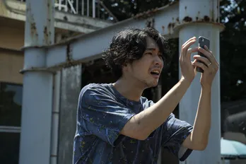 柄本佑、妻(黒木華)に振り回される姿を切り取った場面写真公開<先生、私の隣に座っていただけませんか?>