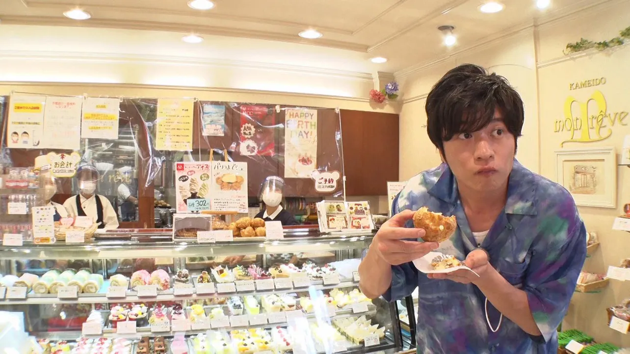 亀戸の製菓店でスイーツを購入する田中圭