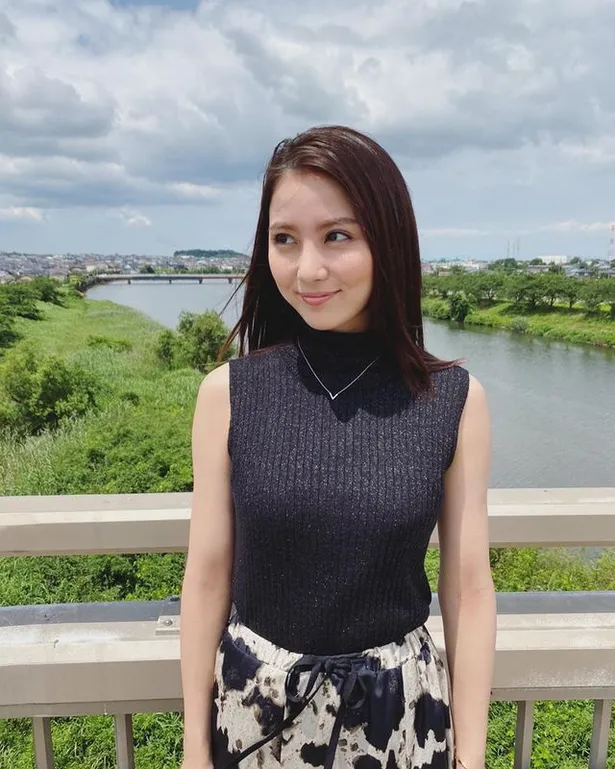 画像 石川恋、橋の上でのノースリーブ姿のオフショット公開に「凛々しい美人」「スタイル完璧」と絶賛の声(2/4) | WEBザテレビジョン