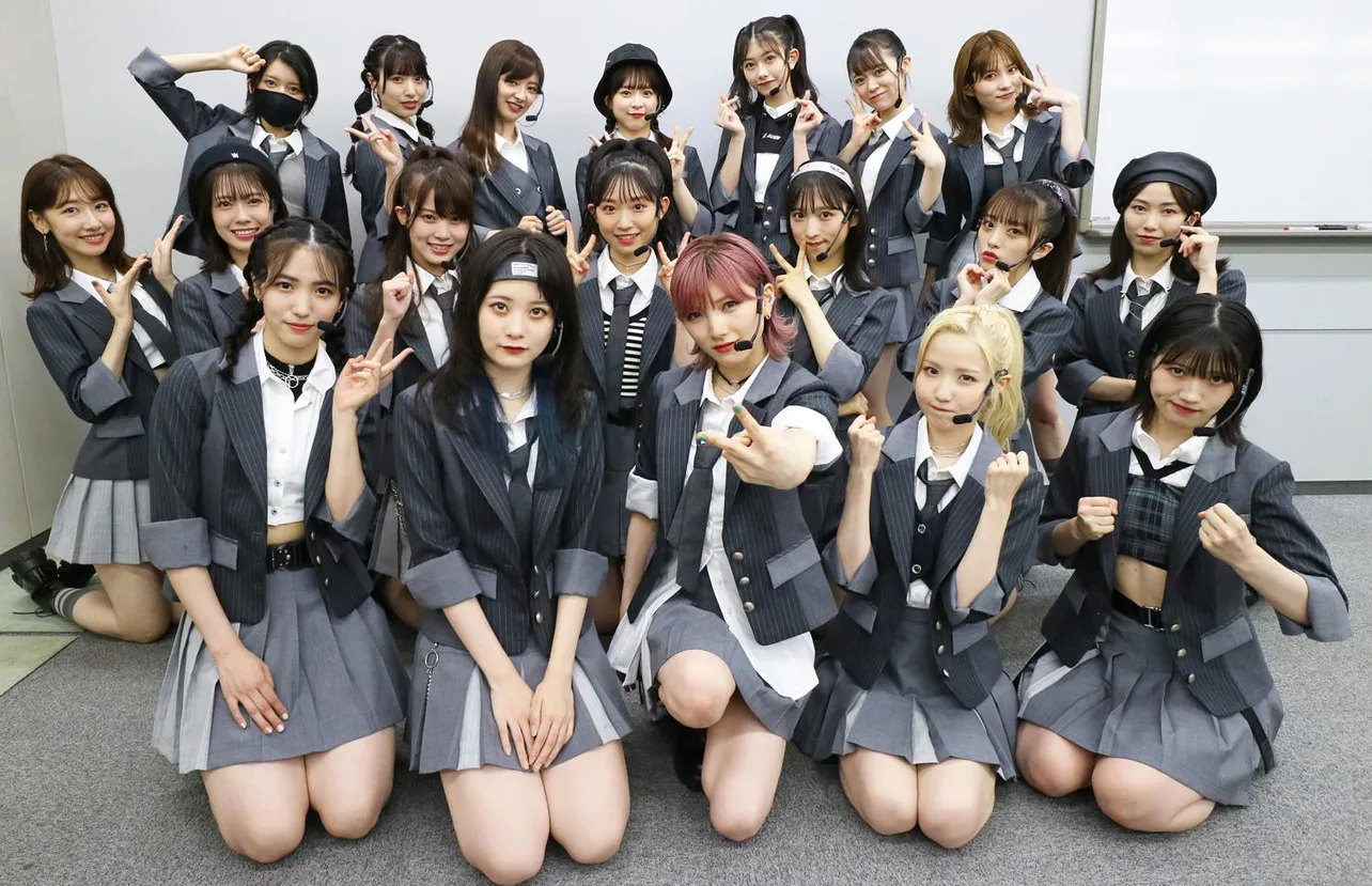 「音楽の日2021」に出演した岡田奈々(前列中央)らAKB48メンバー