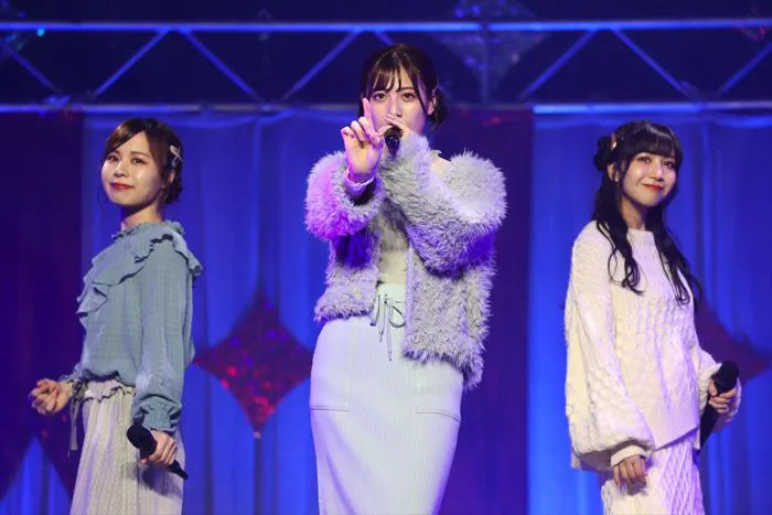 青木詩織、荒井優希、太田彩夏は夜公演では大人びた衣装でノースリーブスの「Relax!」を歌った