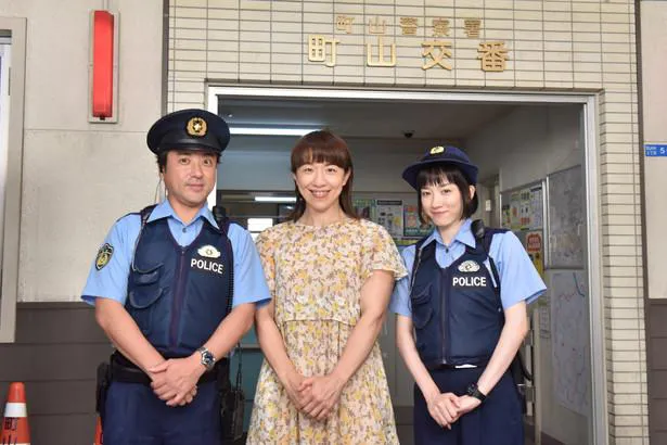 ドラマ第3話にゲスト出演する浜口京子(中央)を囲むムロツヨシ(左)と永野芽郁(右)　