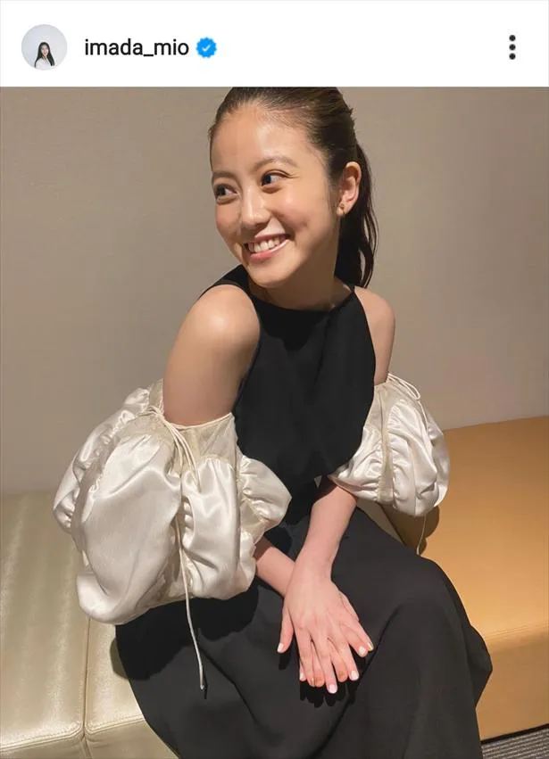 【写真を見る】黒の“肩出し”ドレスでちょっぴりオトナっぽい今田美桜