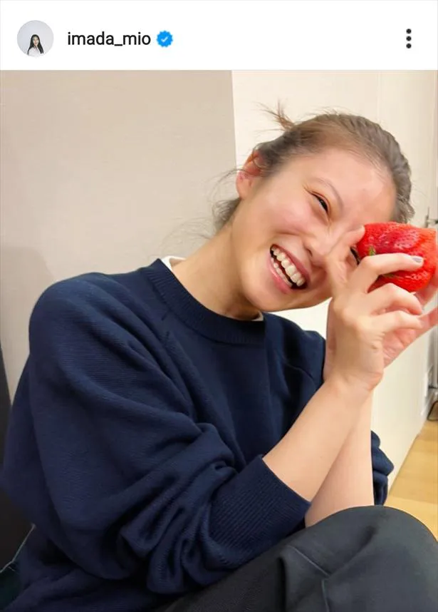 【写真を見る】24歳の誕生日に超巨大！なイチゴを頬張る今田美桜