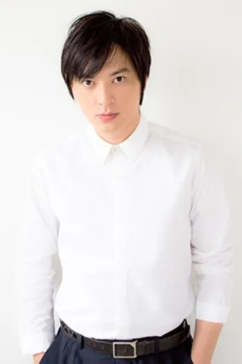 塚本高史、身長抜かれる…?長女&長男と並んで歩く“親子3SHOT”に反響「お子さんたち背高い!」「歩いてるだけで絵になる」