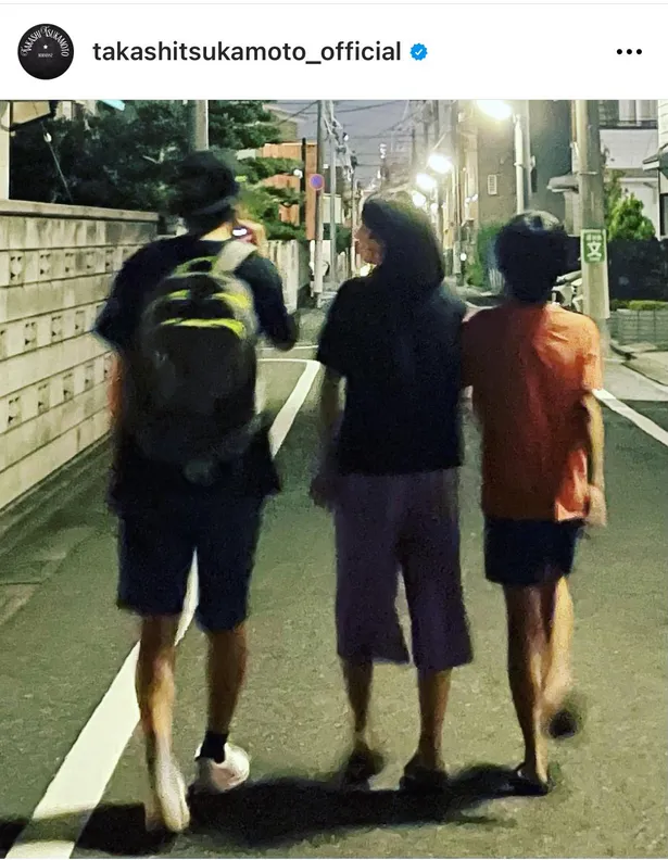 【写真を見る】歩くだけで絵になる…塚本高史、長女＆長男との親子3SHOT