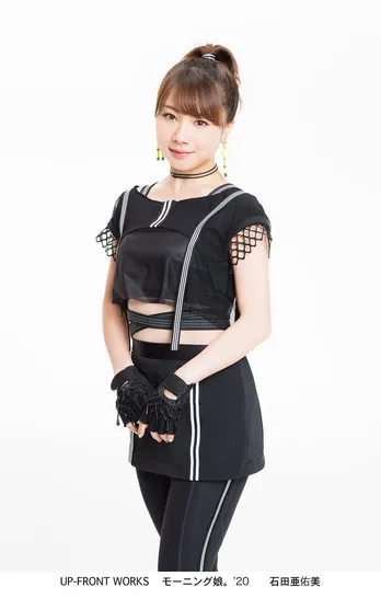 モー娘。石田亜佑美、“ライブじゃできない”ヘアアレンジに反響！「アイドル感ましまし」「笑顔にやられた…」