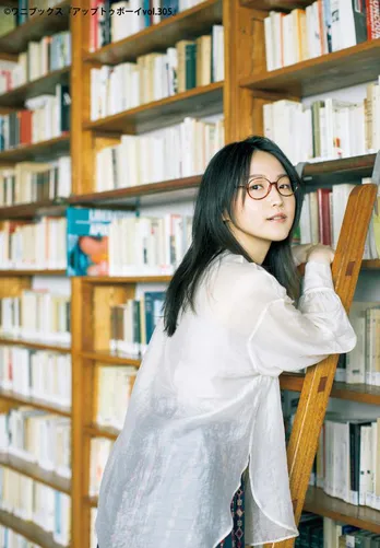 鞘師里保、“文学少女”感ある図書館でのグラビアを披露