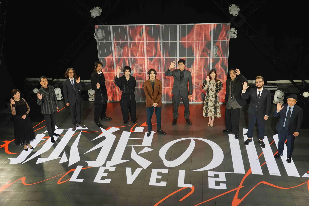 映画「孤狼の血 LEVEL2」完成披露プレミアイベントに登場した松坂桃李(写真中央)ら