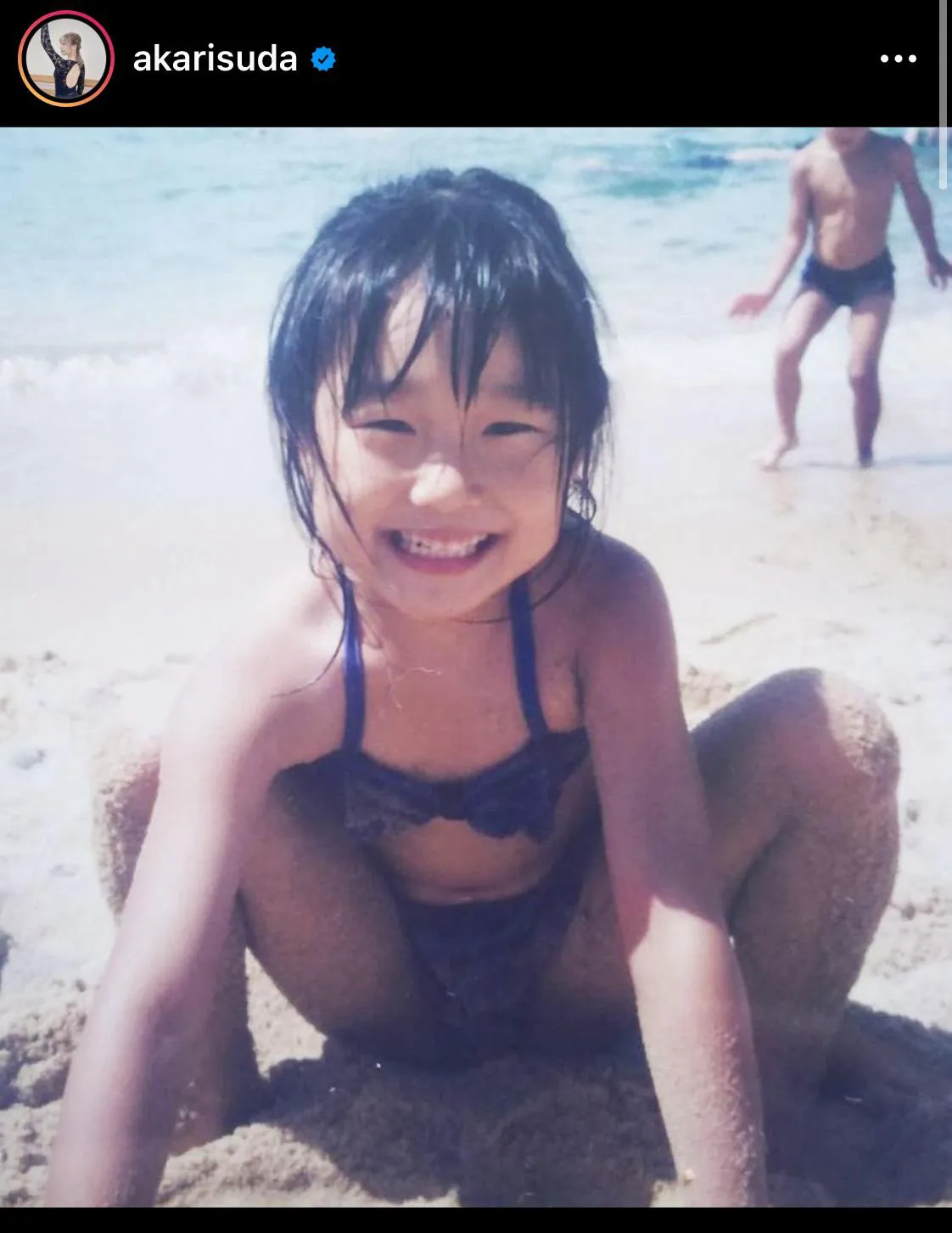 【写真を見る】笑顔が眩しい！6歳の須田亜香里、かわいらしい“無自覚のセクシーポーズ”