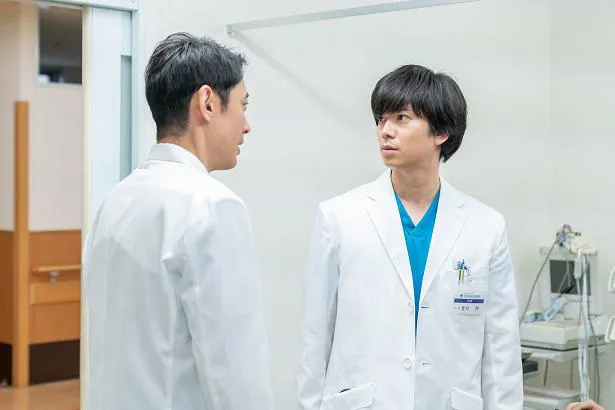 【写真を見る】小泉と加藤シゲアキ演じる医師・夏目翔の対峙シーン