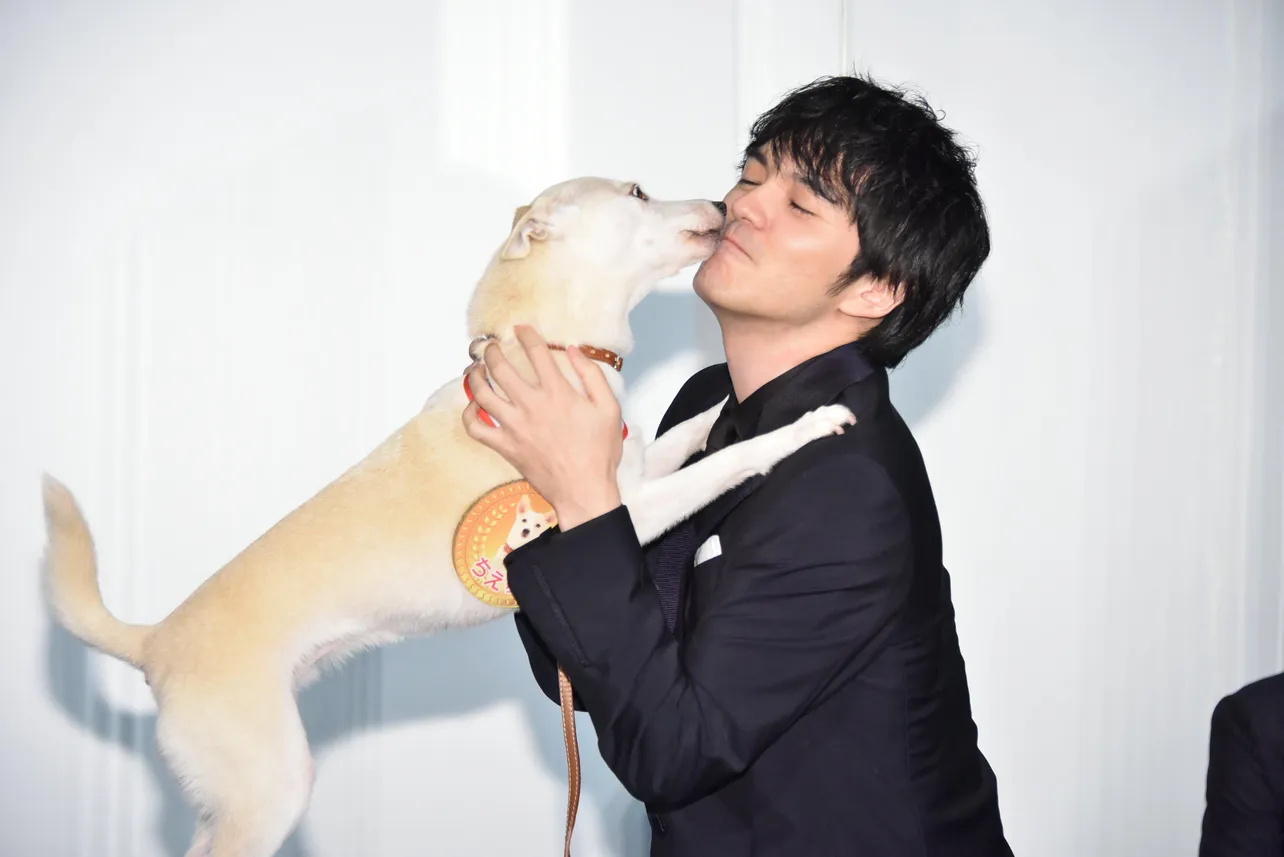 【写真を見る】犬の“ちえ”から熱烈なキスを受ける林遣都