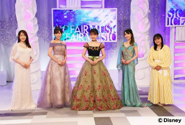 左から桜井日奈子、TRUE、三森すずこ、サラ・オレイン、清水美依紗 