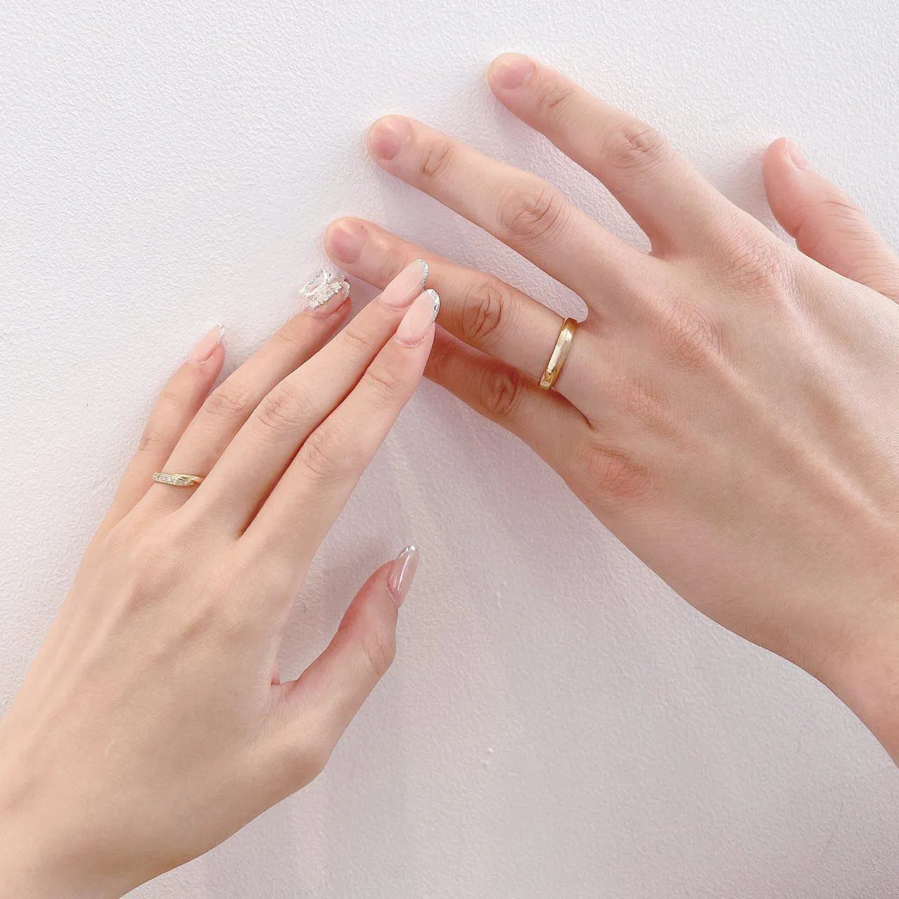 【写真を見る】SNSには結婚指輪をつけた二人の手の写真を投稿