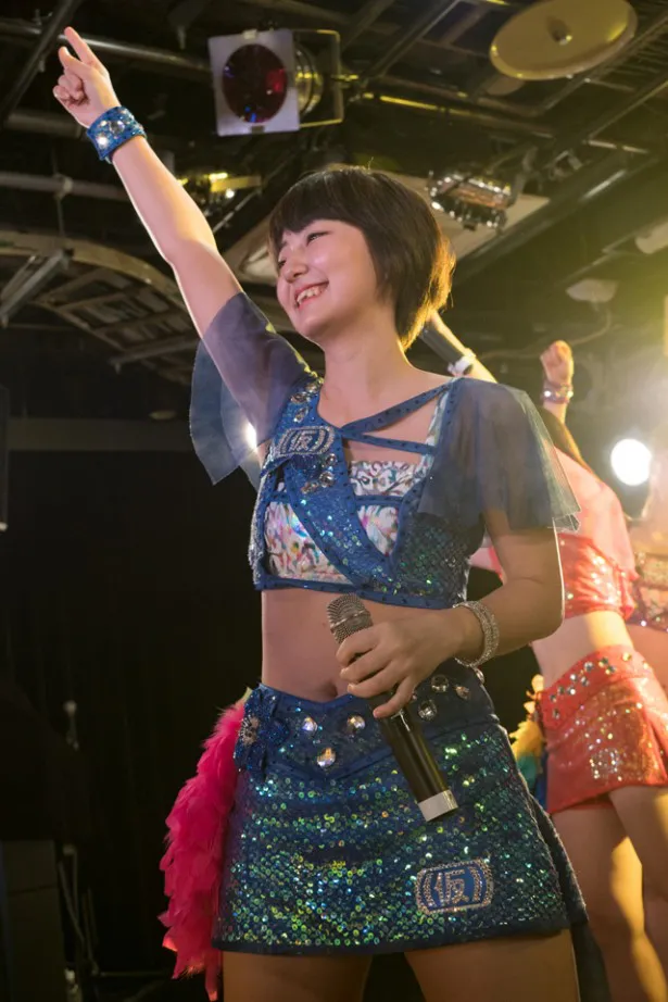 まぁな(新井愛瞳)は、(2)の初のライブに出演。「全力で頑張って、歌って、踊りたい！」と意気込んだ