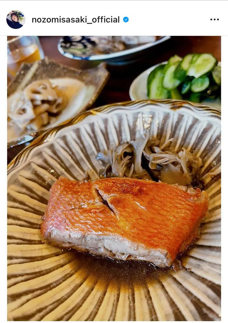 佐々木希の夕食写真。お手製の金目鯛の煮付けなどおいしそうな料理が並ぶ